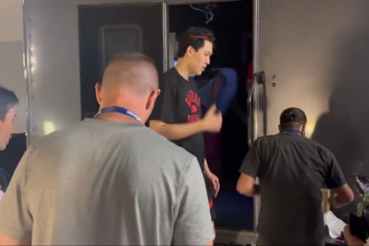 难道PS5是2K官方送的？2K官方人员为杨瀚森做面捕